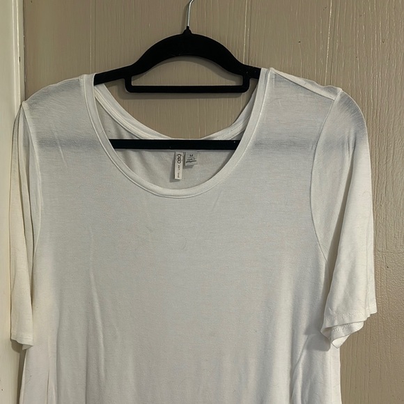 Classic White Women's Top - Picture 3 of 6